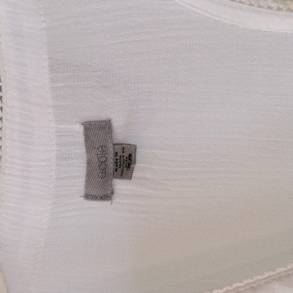 Urban Outfitters white beach cover up with embroidery. Size xs - Picture 3 of 4